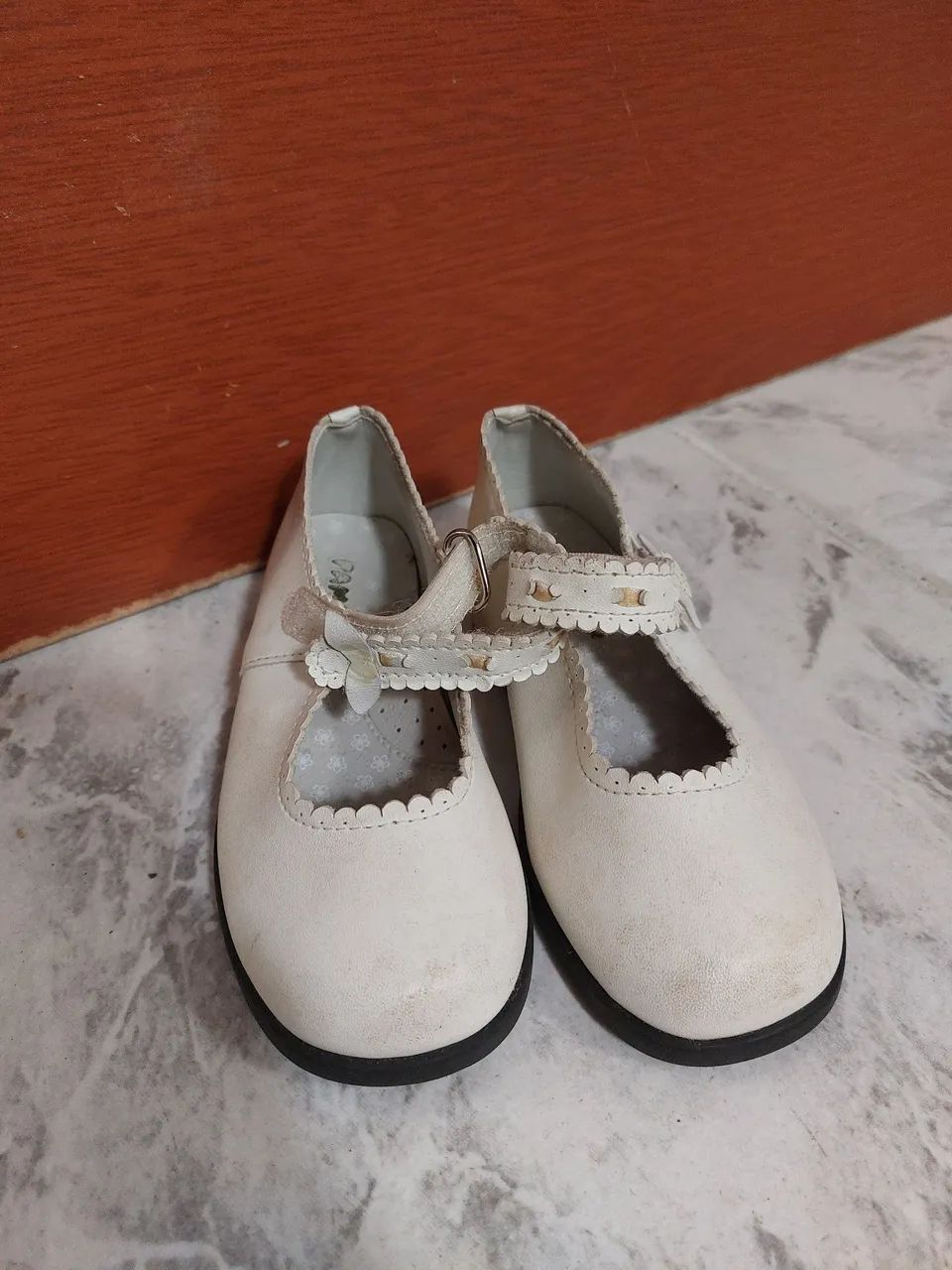 Sapatos infantis brancos - TAMANHO 23