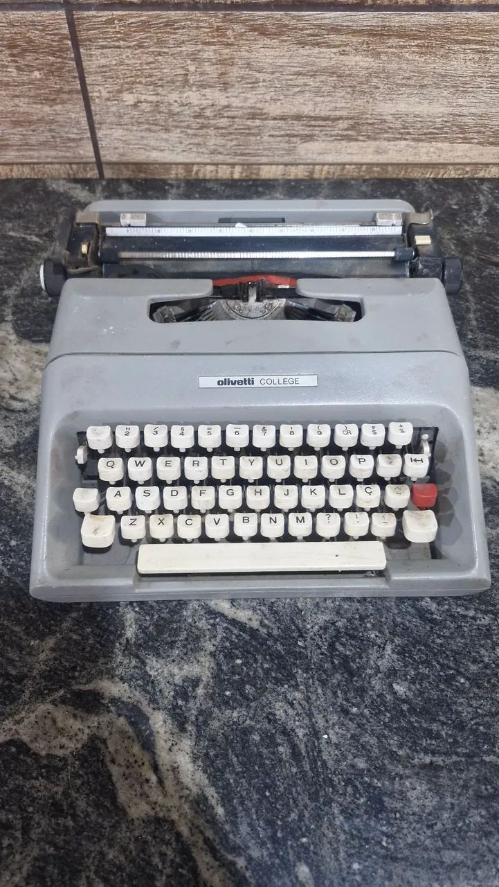 Máquina de datilografar Olivetti