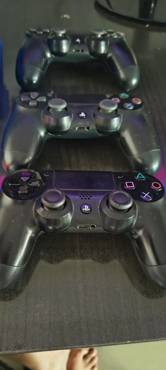 PS4 com 3 controles e 07 Blue-ray de Games - Foto 2