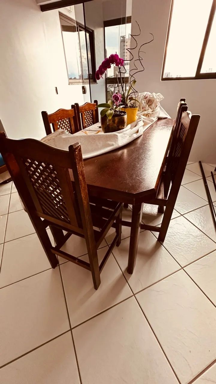 Mesa de jantar com cadeiras 
