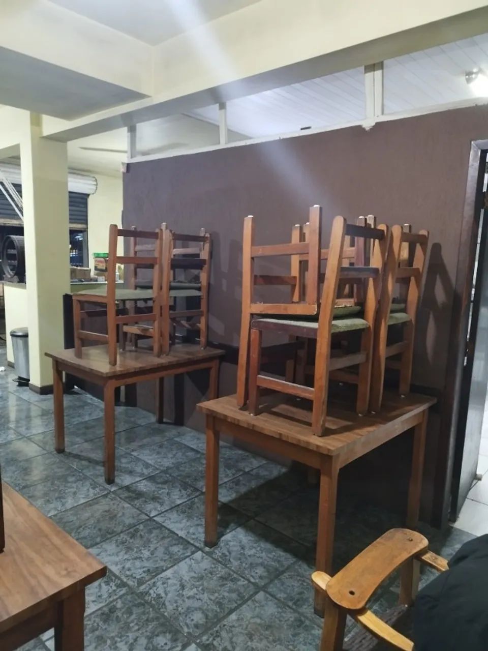 Lote com 8 mesas e 29 cadeiras para restaurante - Foto 2