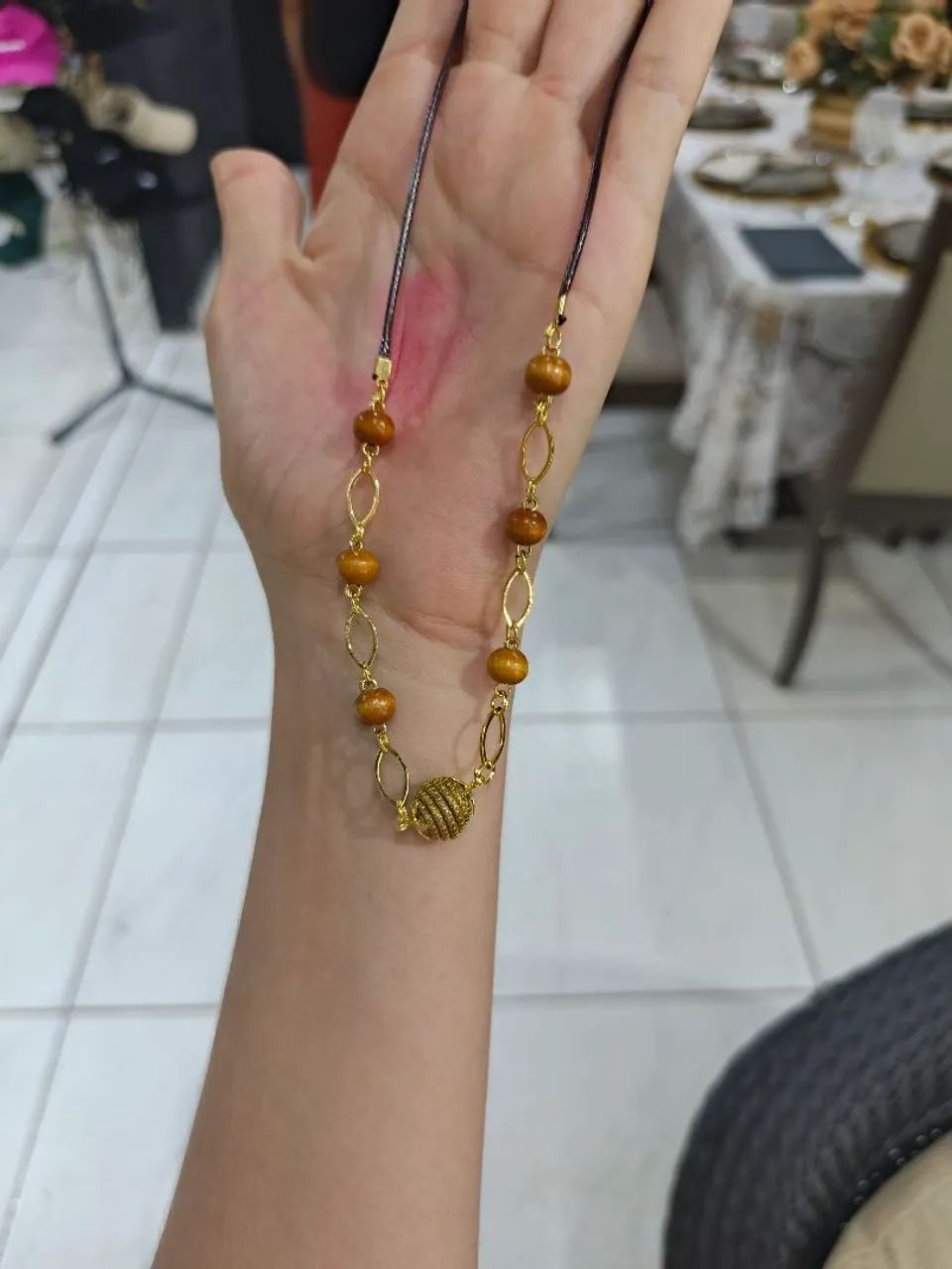 Colar com bolinhas marrons e capim dourado  - Foto 2