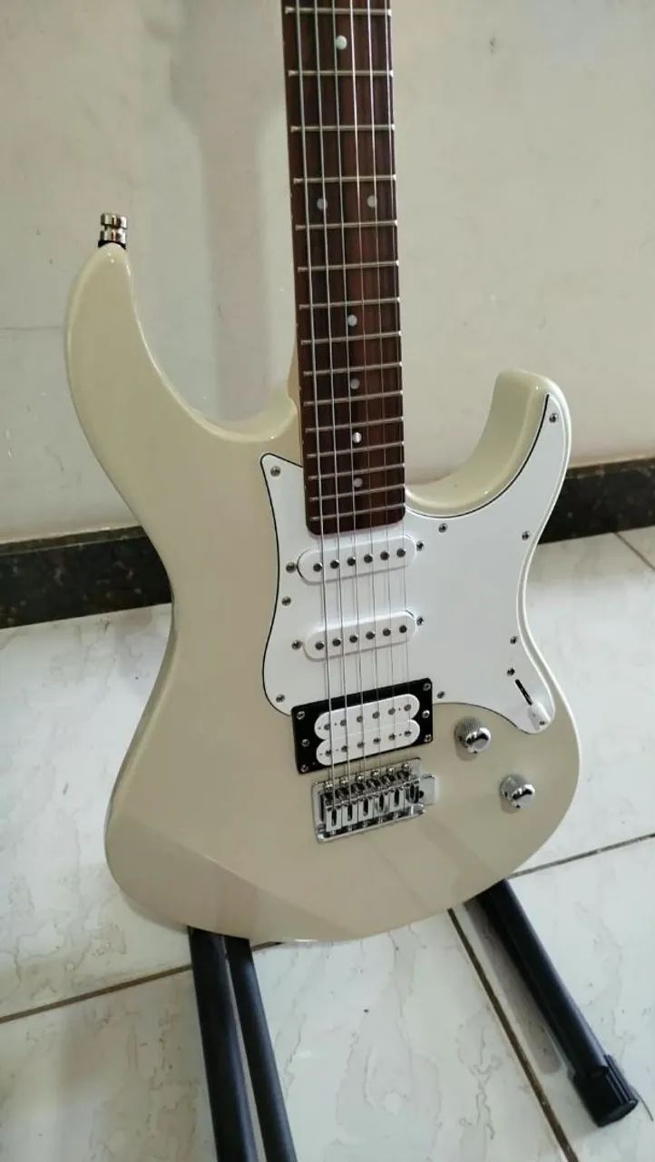 Guitarra Yamaha 112v