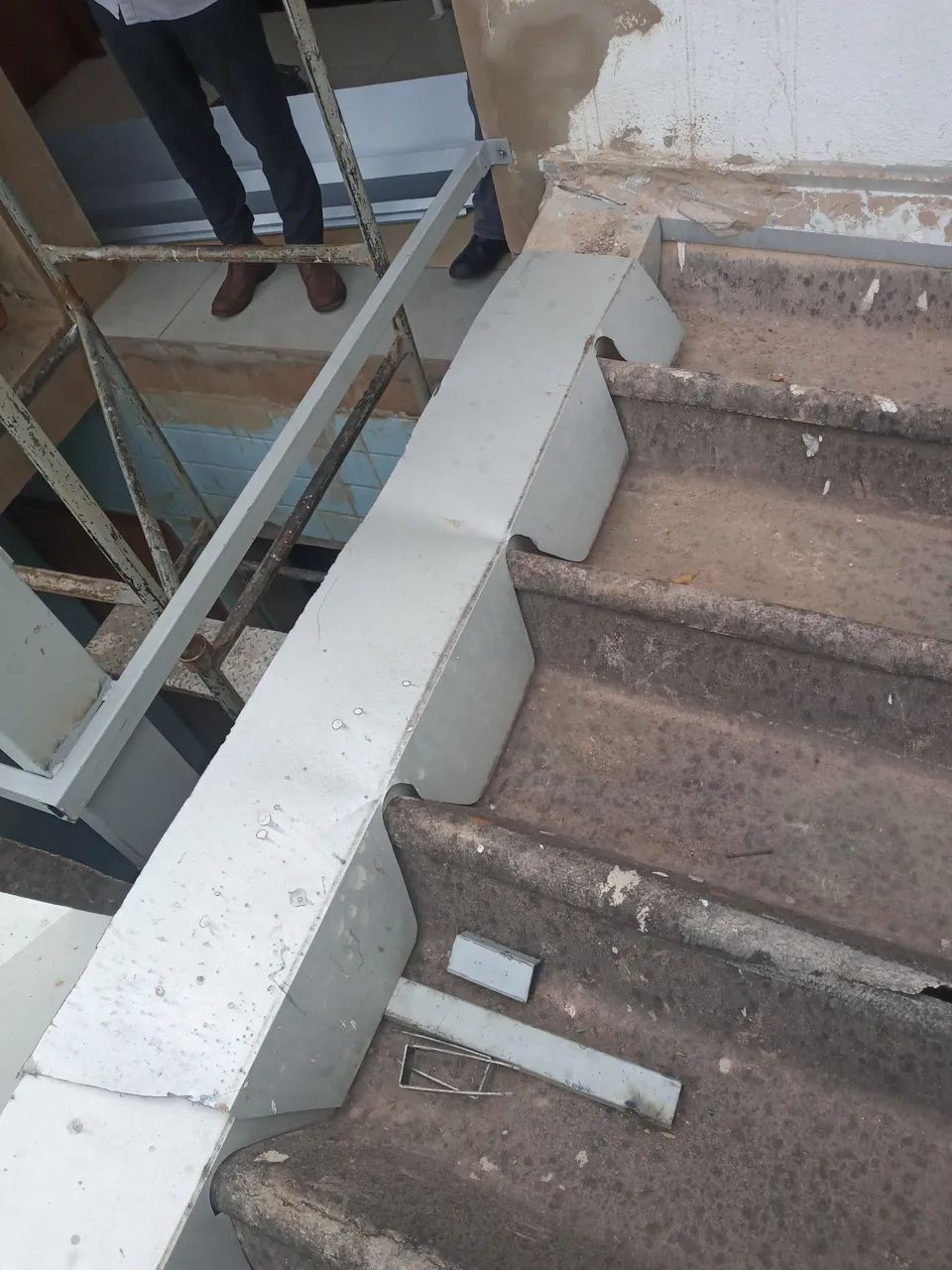 Revisão limpeza de telhado e instalação de calhas e rufos  - Foto 4