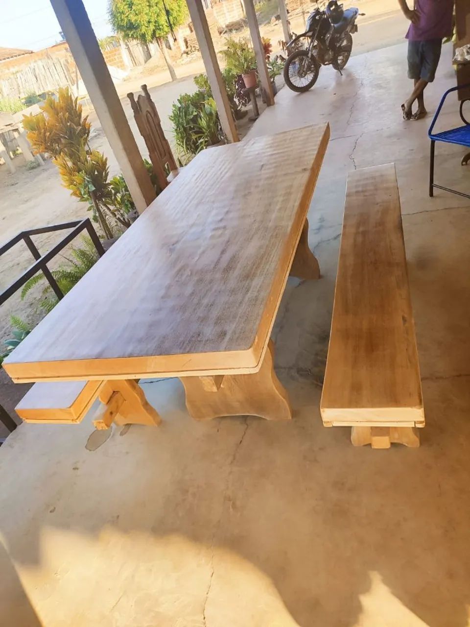 Mesa rústica de madeira maciça 