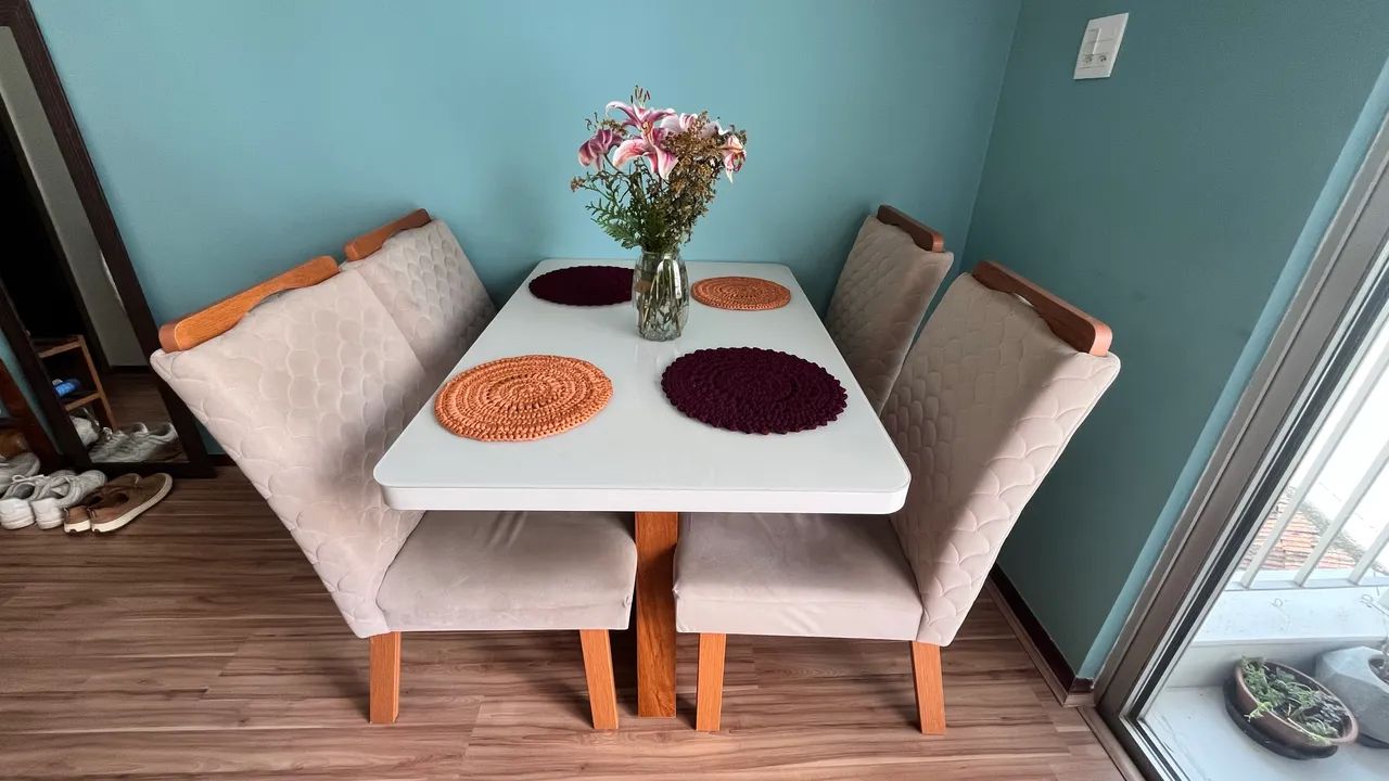 Mesa de jantar com 4 cadeiras