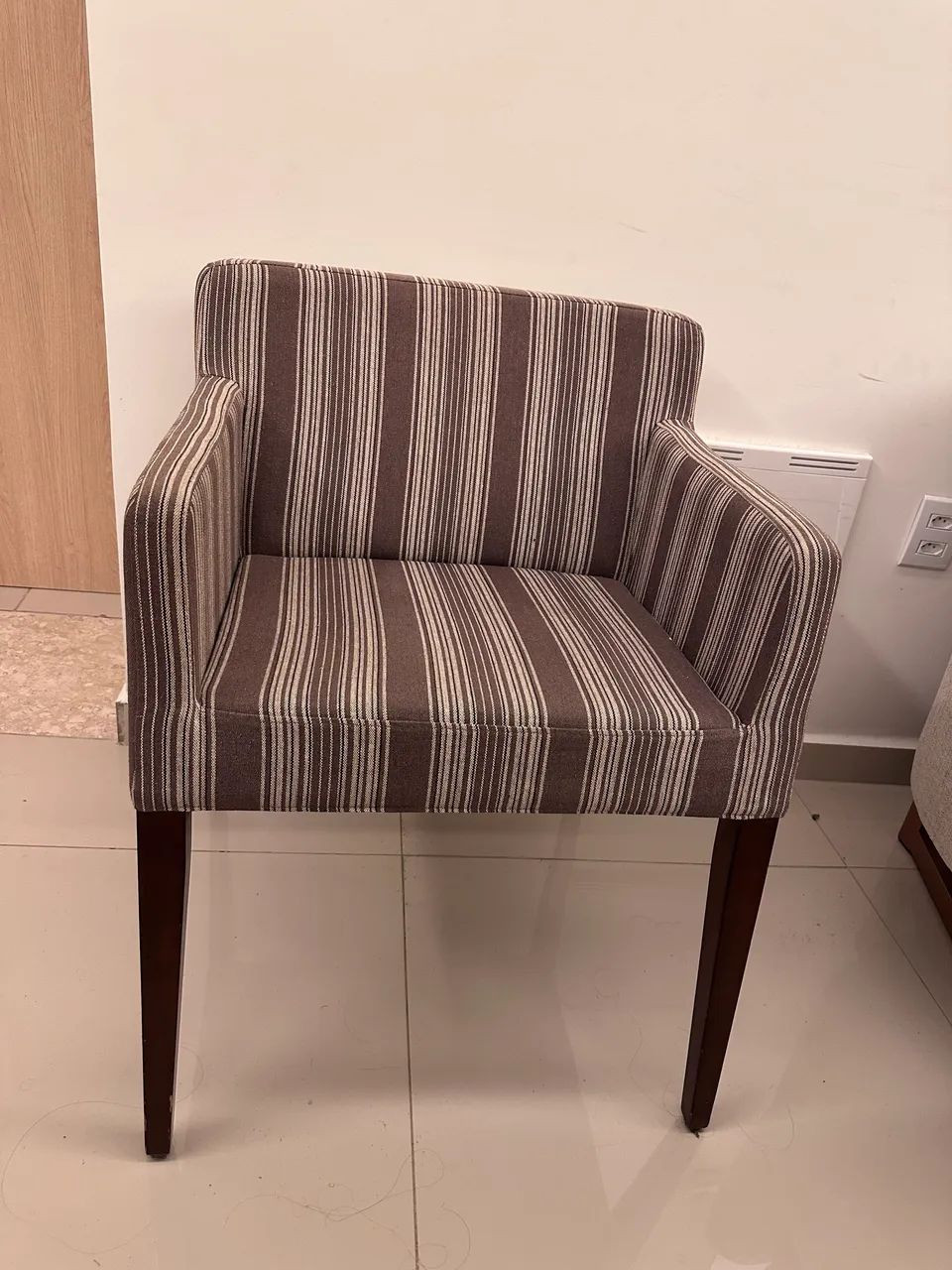 Poltrona Decorativa para Sala Confortável Tecido Veludo