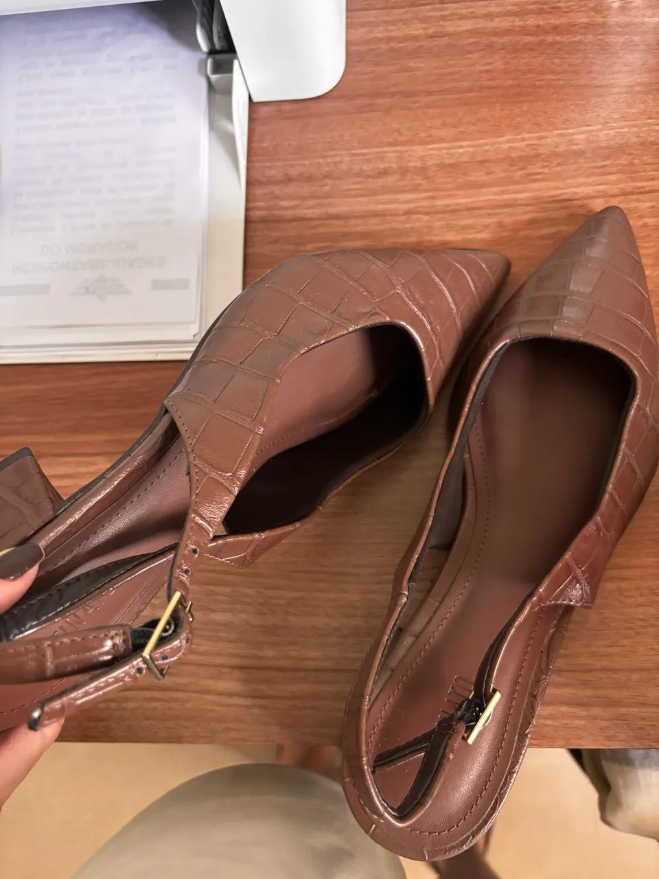 Scarpin em PU com estampa croco - Foto 2