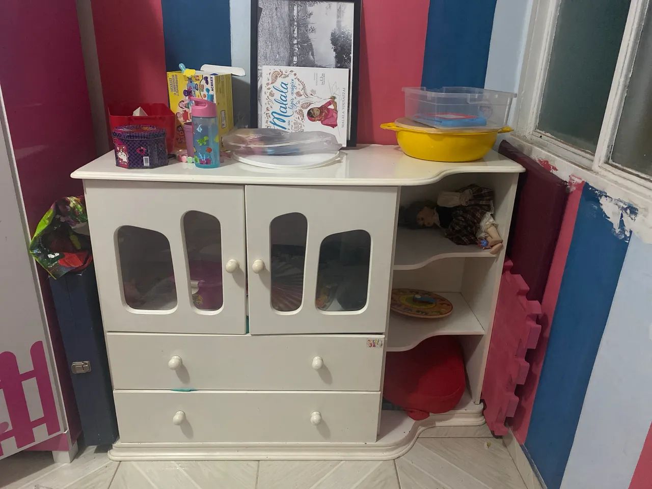 Cômoda infantil branca porta gaveta e prateleira 