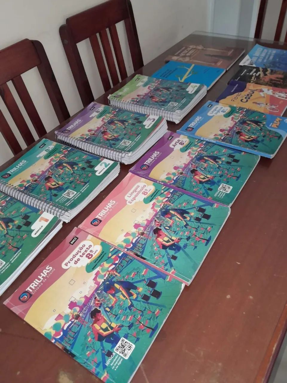 Vendo livro trilhas 8 ano