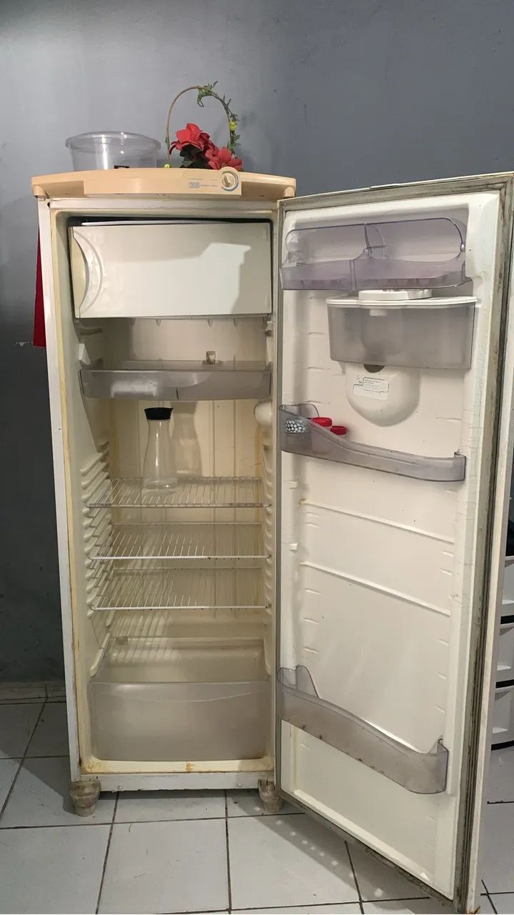 Geladeira R$200,00 preço e se negociar  - Foto 2