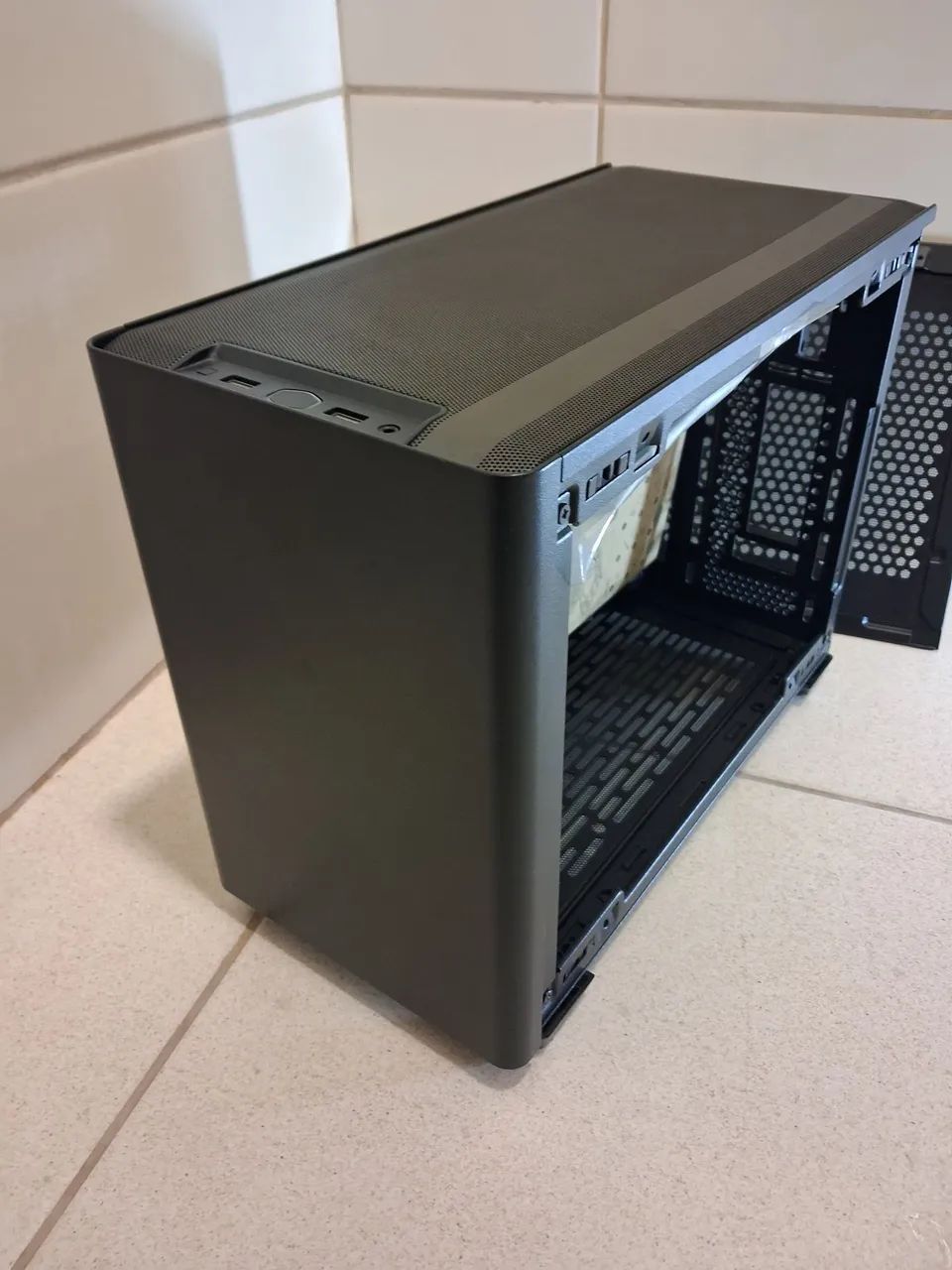 Gabinete NR200 Cooler Master