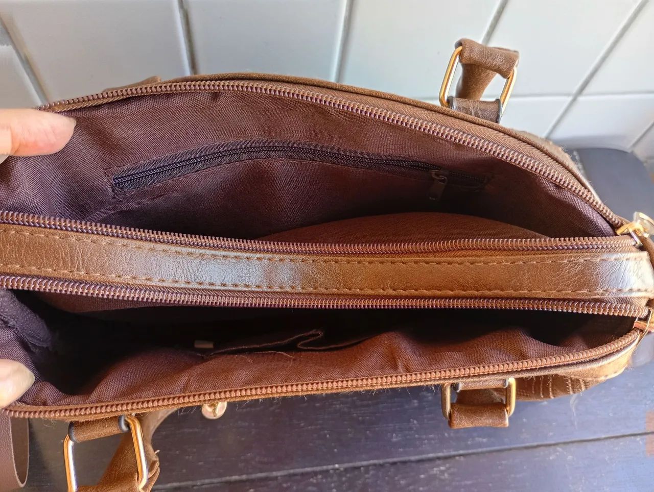 Bolsa baú em courino marrom transversal - Foto 3