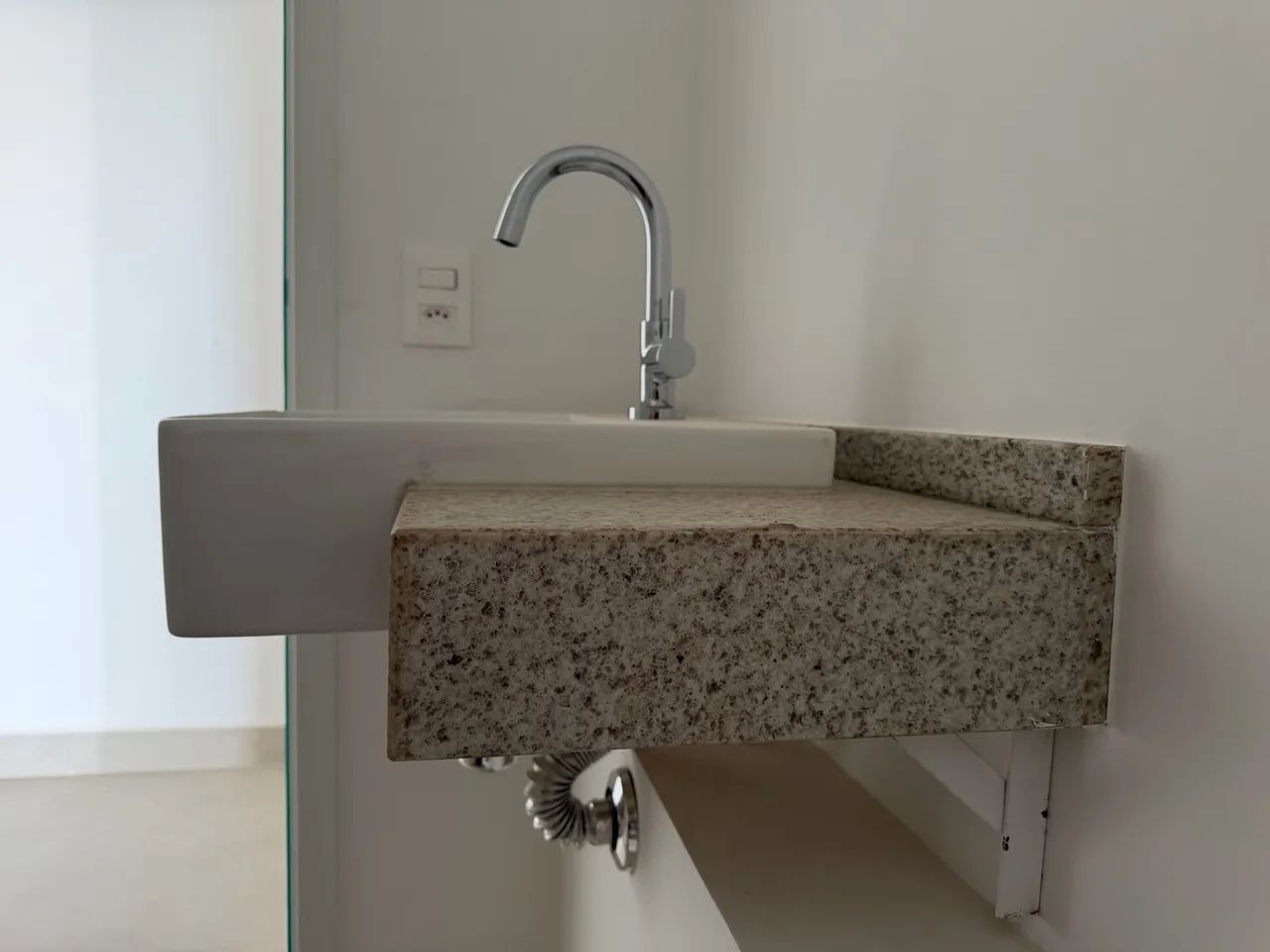 Bancada 80x36cm de Granito Branco Itaúnas com Cuba Deca - Foto 4