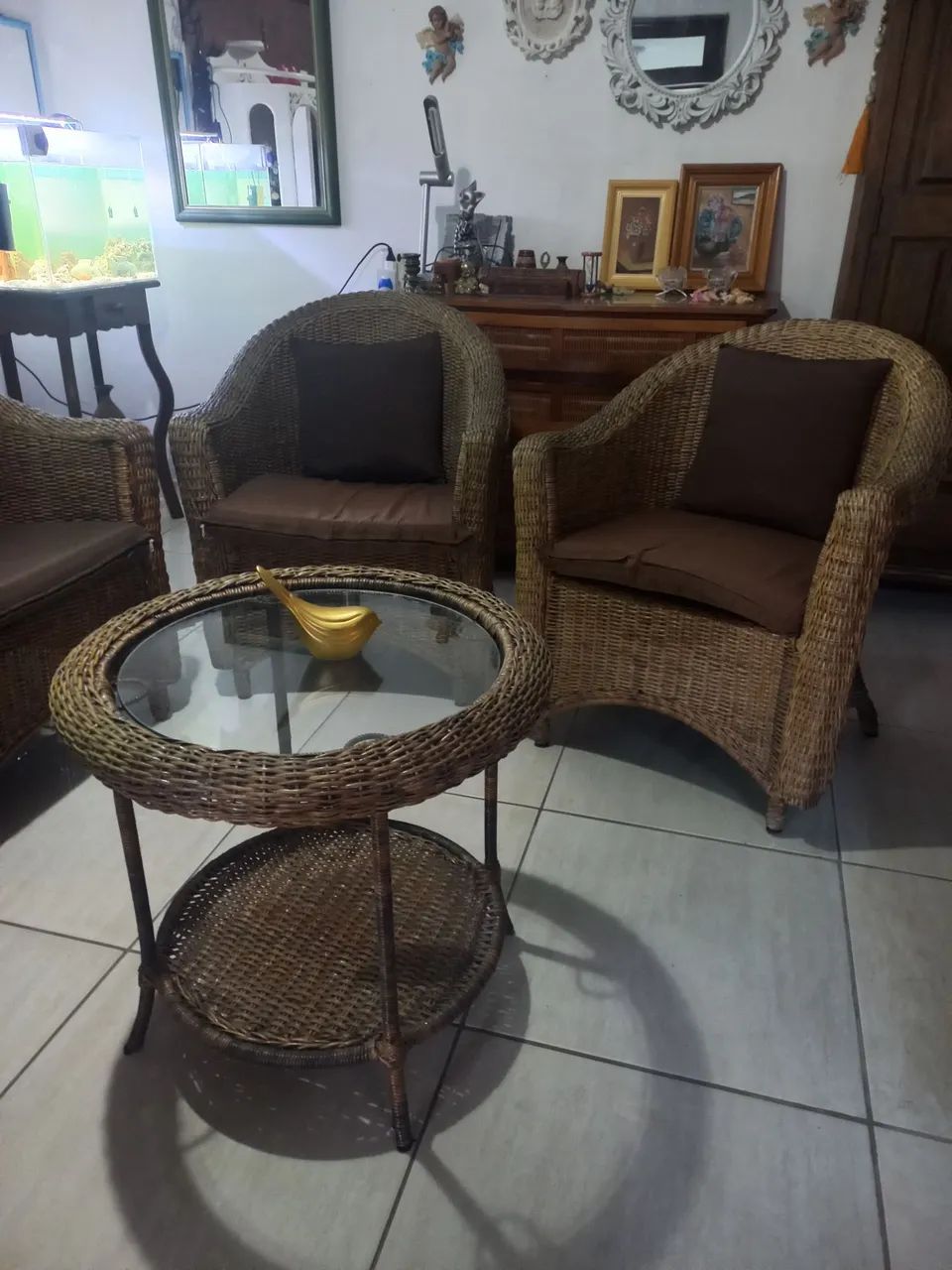Um lindo jogo de cadeiras de vime e mesa de centro  - Foto 3