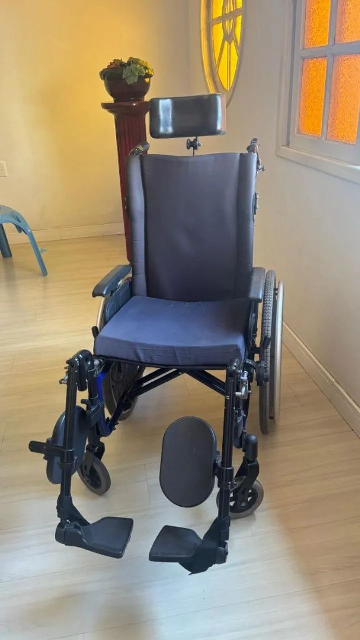 Cadeira de rodas e cama hospitalar  - Foto 2