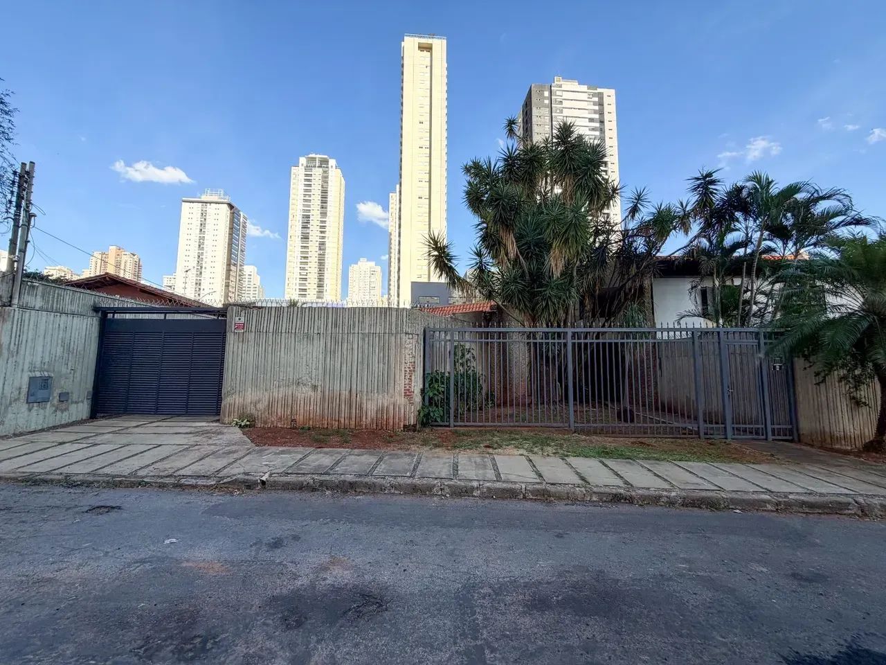 Casa comercial no Setor Bueno - Goiânia - GO