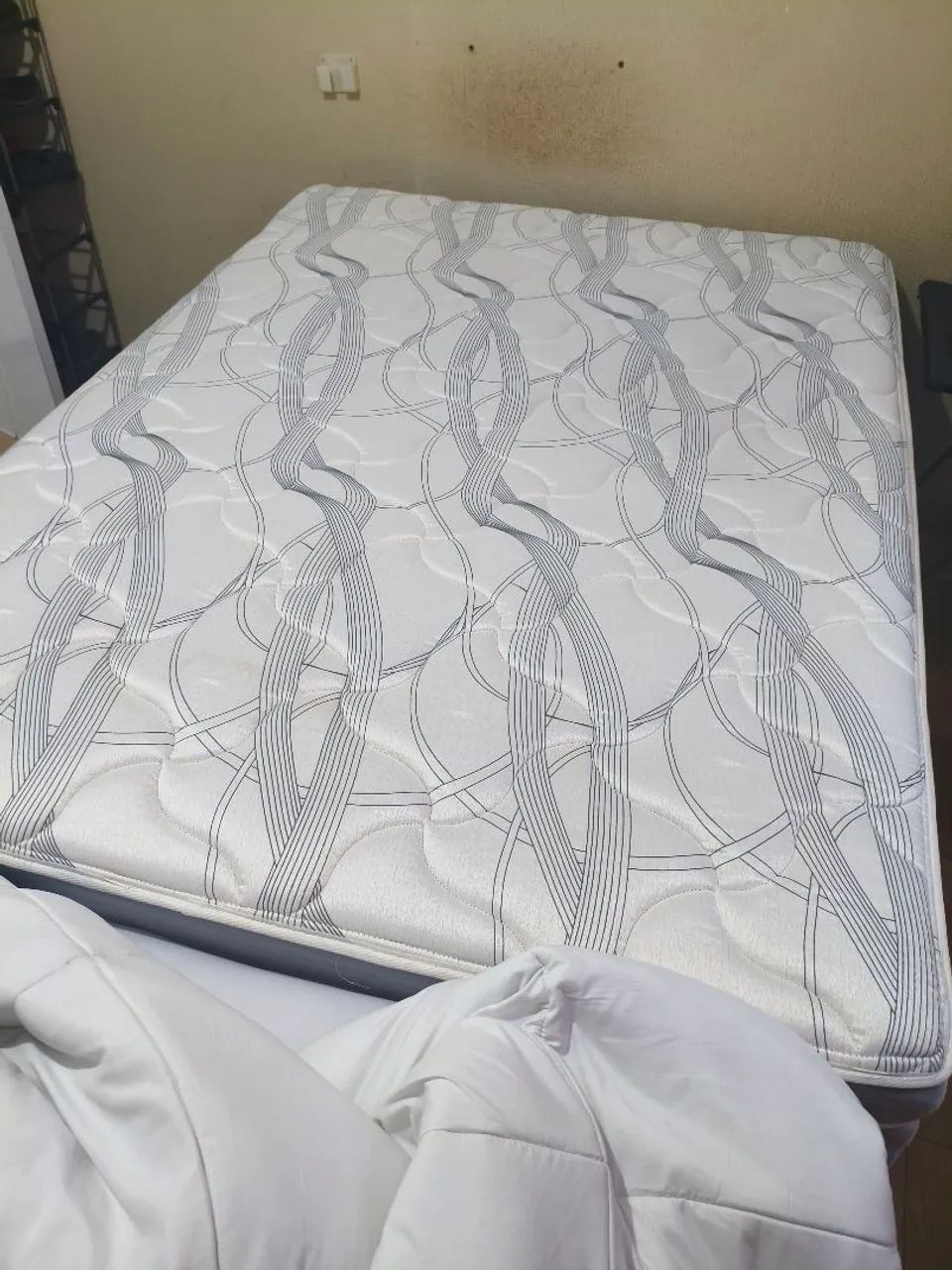 Vendo cama box de casal semi nova 