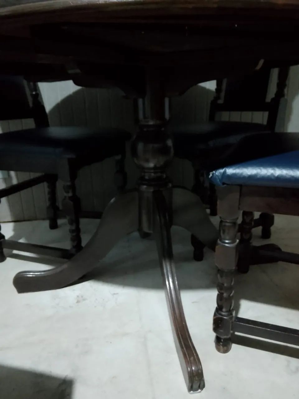 Mesa de jantar redonda em madeira + 4 cadeiras - Foto 5