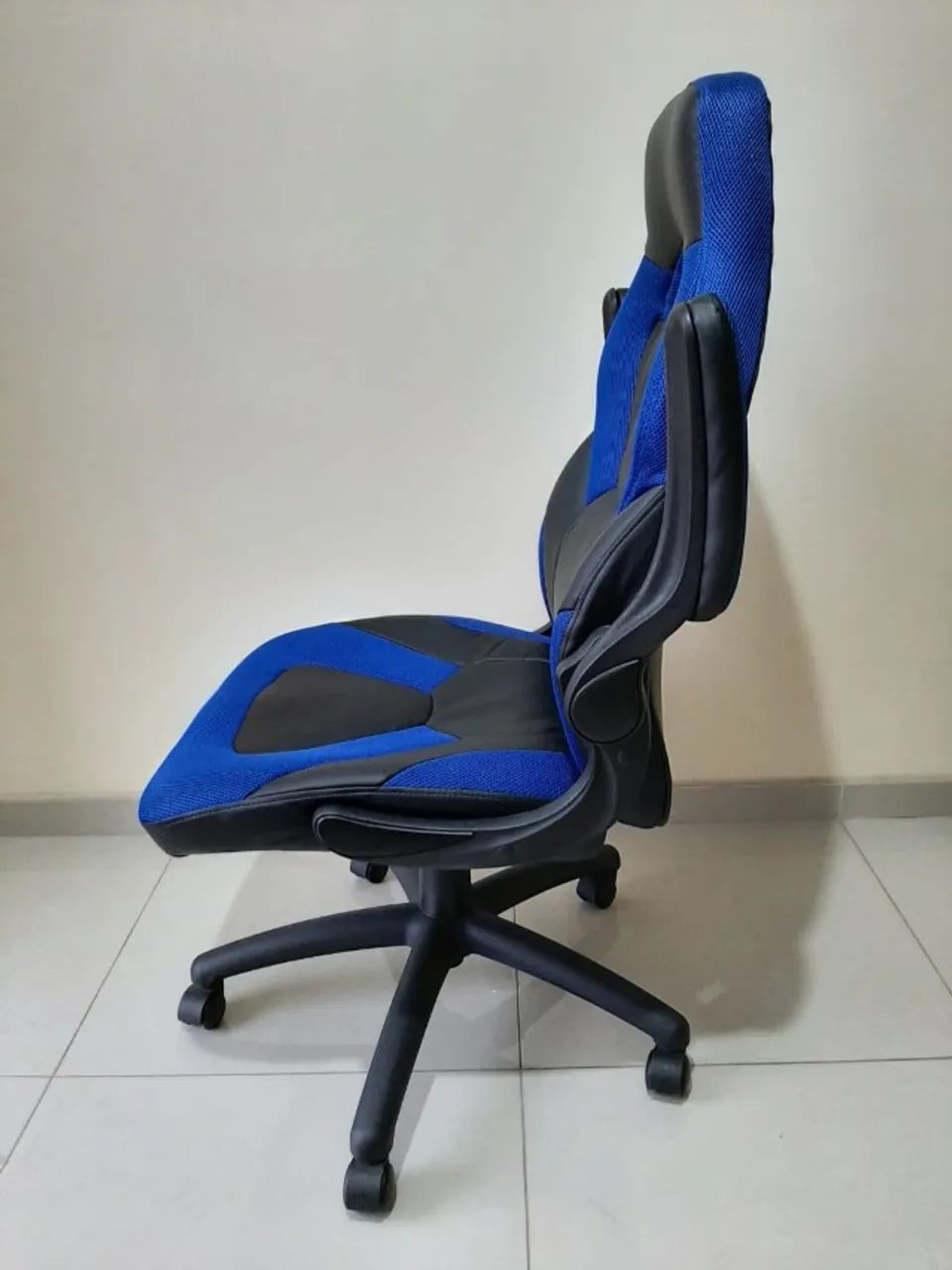 Cadeira de Escritório Just Home Collection (Gamer) c/ Regulagem de Altura Cor Azul e Preto - Foto 4