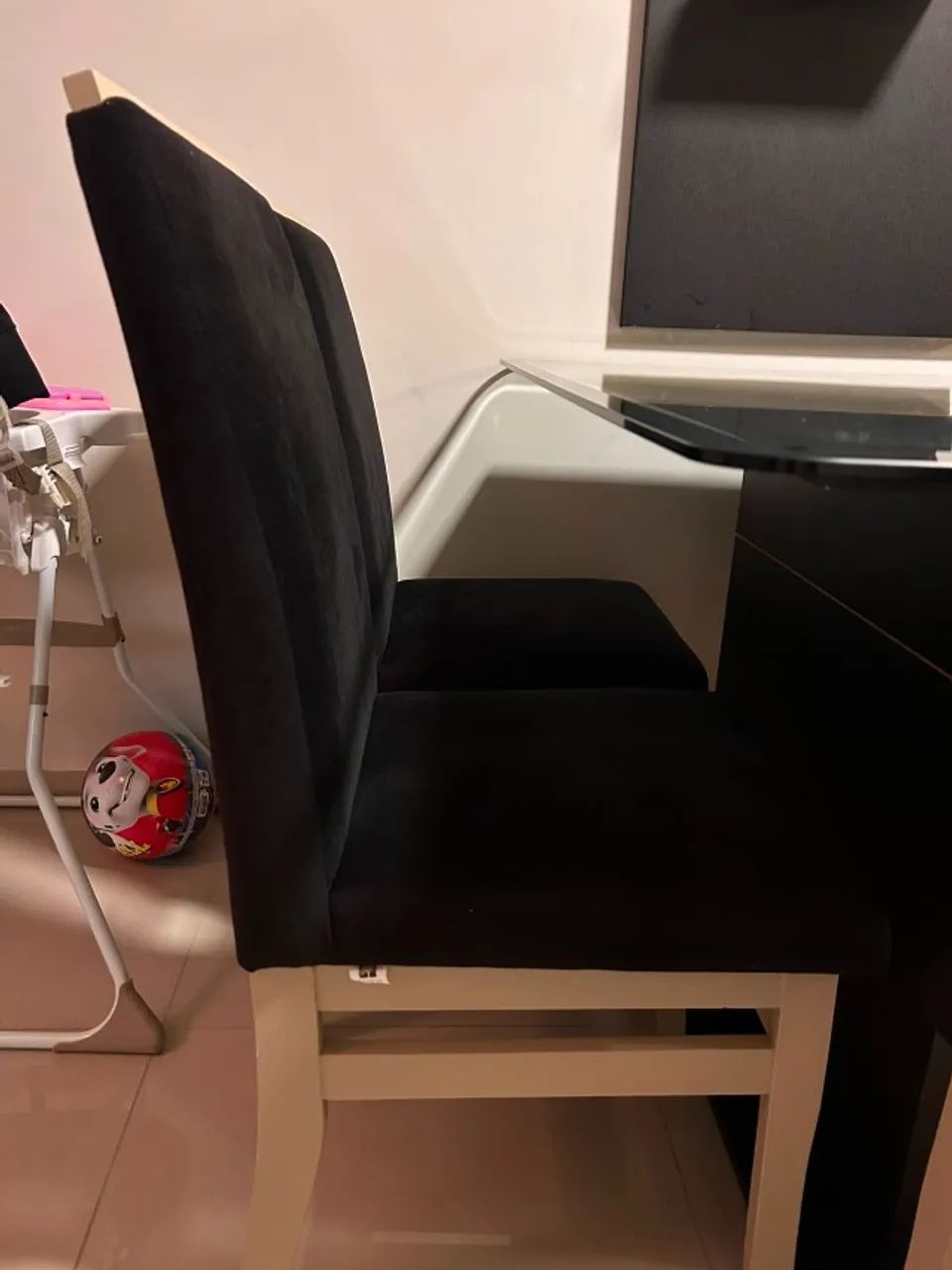 Mesa de jantar com tampo de vidro e cadeiras  - Foto 2