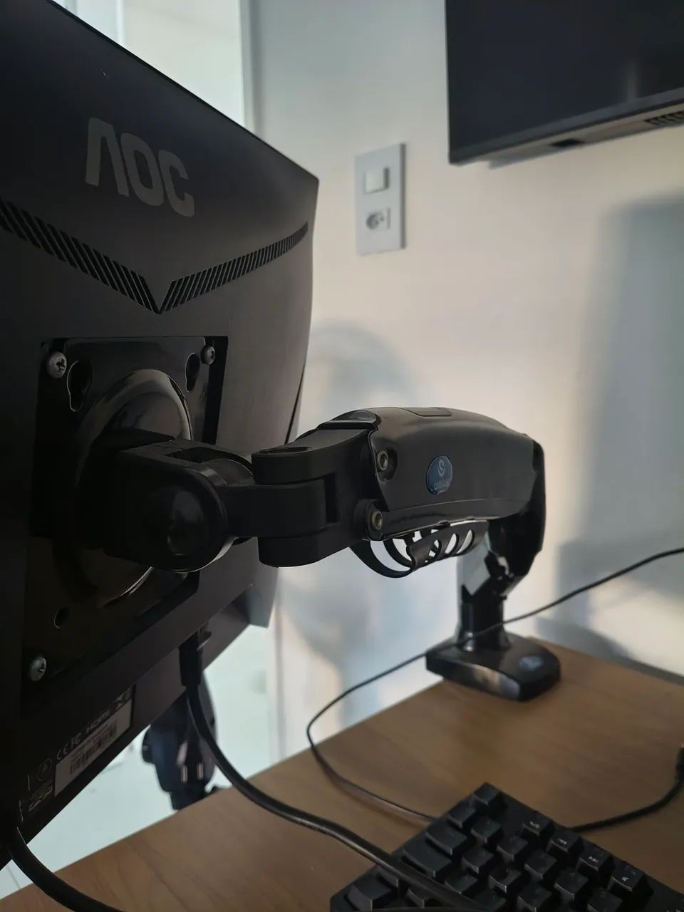 Monitor AOC com braço articulado  - Foto 2