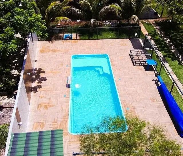 Piscina de fibra com prainha