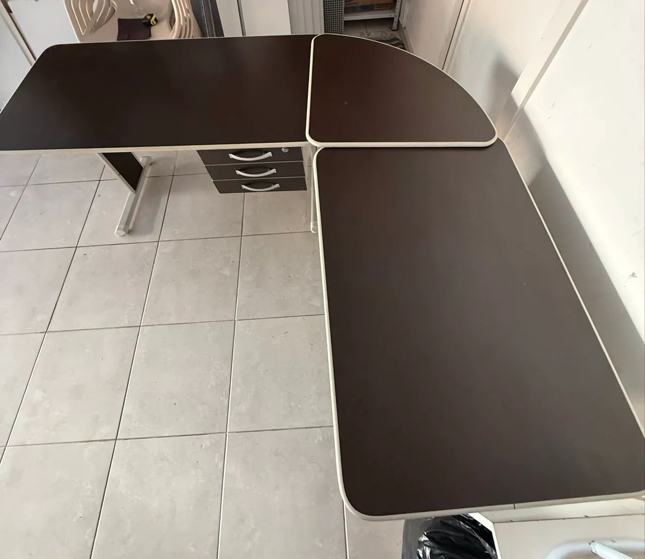 Mesa com gavetas em L - Escritolandia 