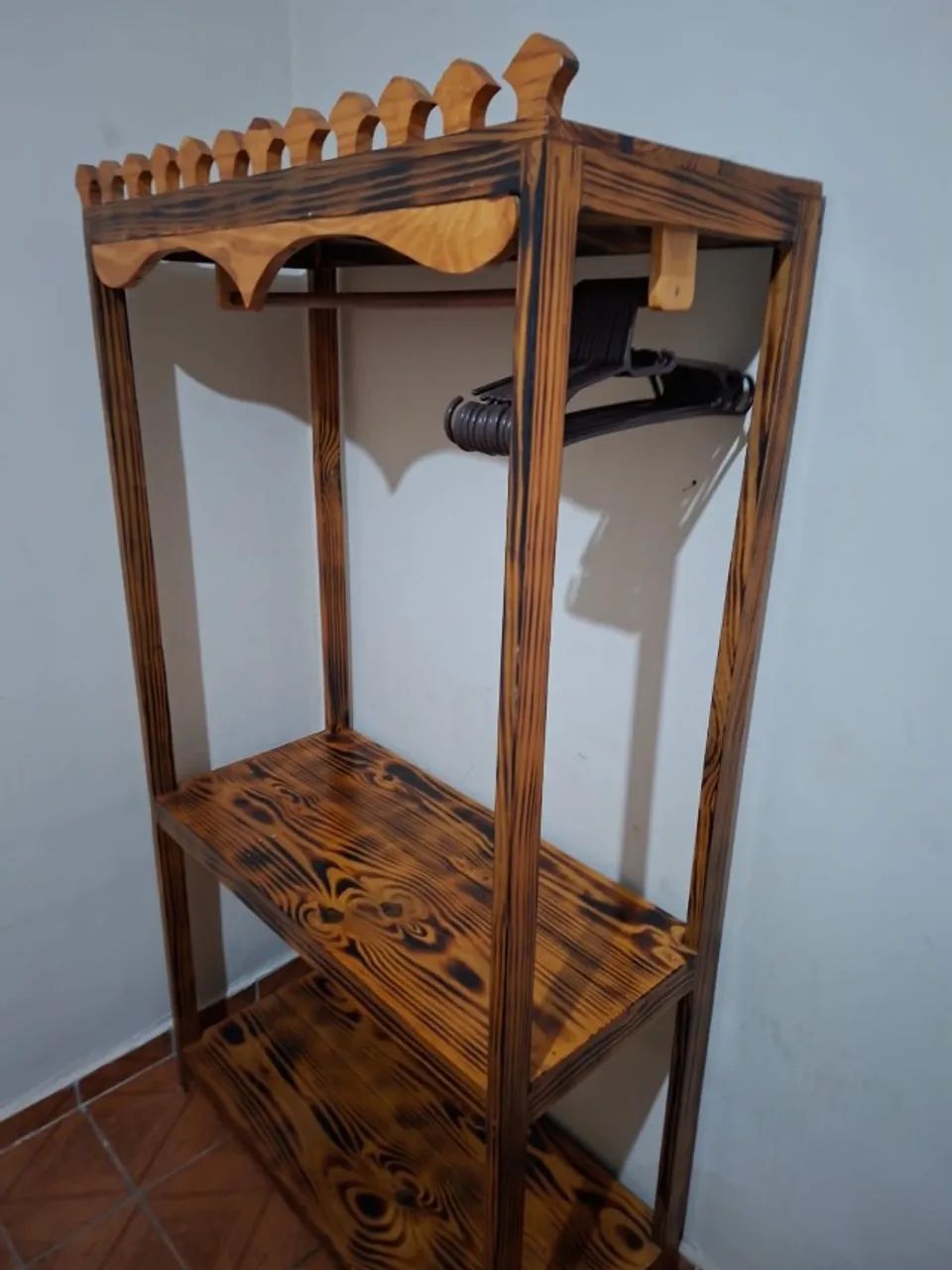 Arara de madeira 