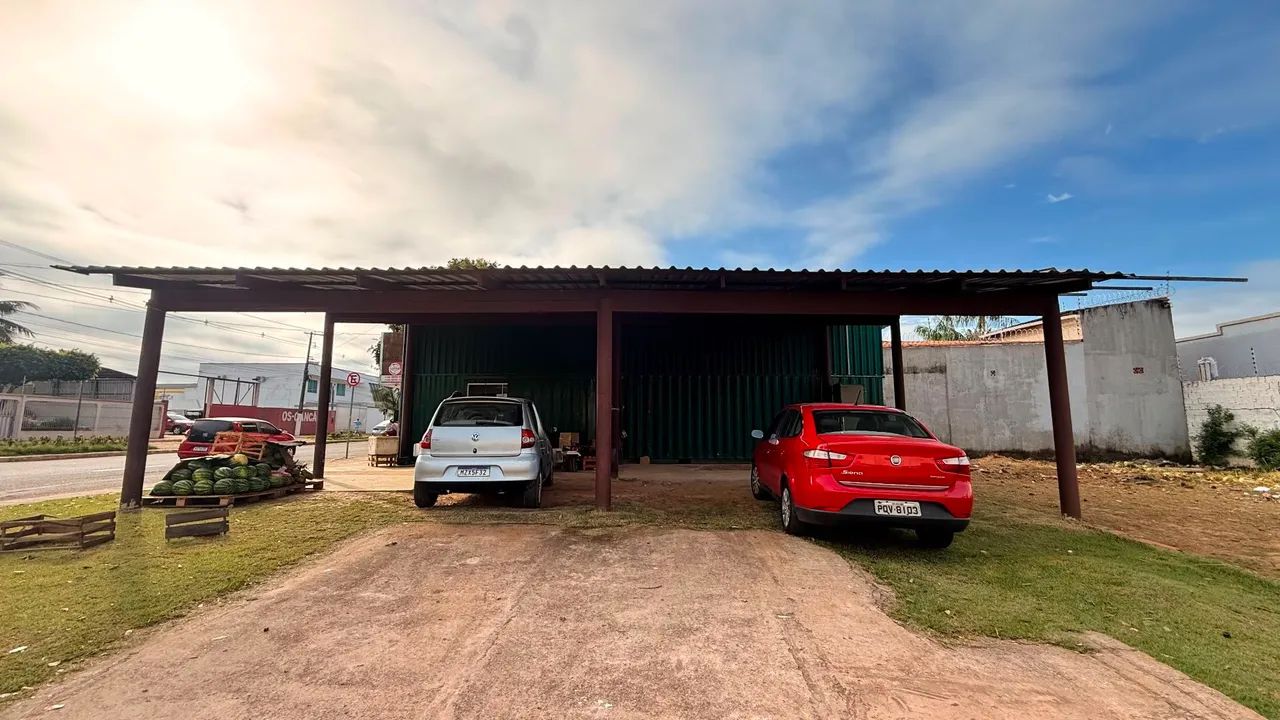 Vende-se 2 container preparados para comércio com alguns móveis. 