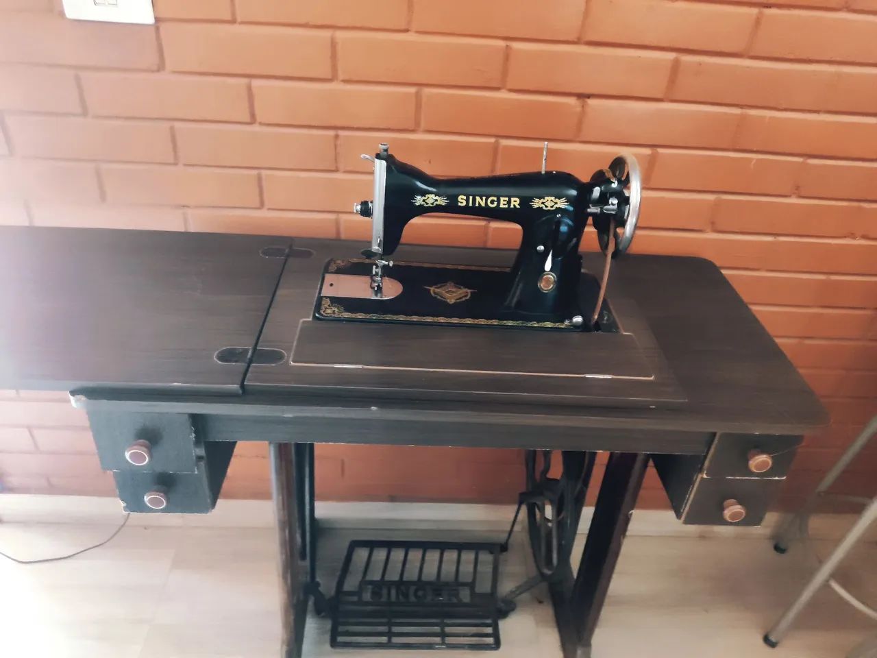 Máquina de costura antiga - Foto 4
