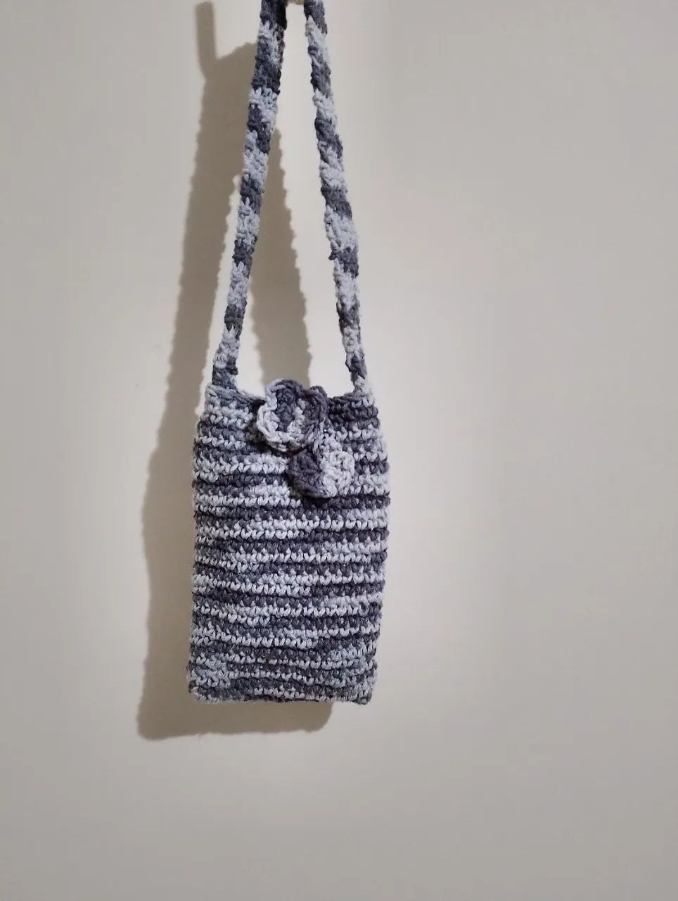 Bolsa porta celular crochê cinza degradê sob medida 