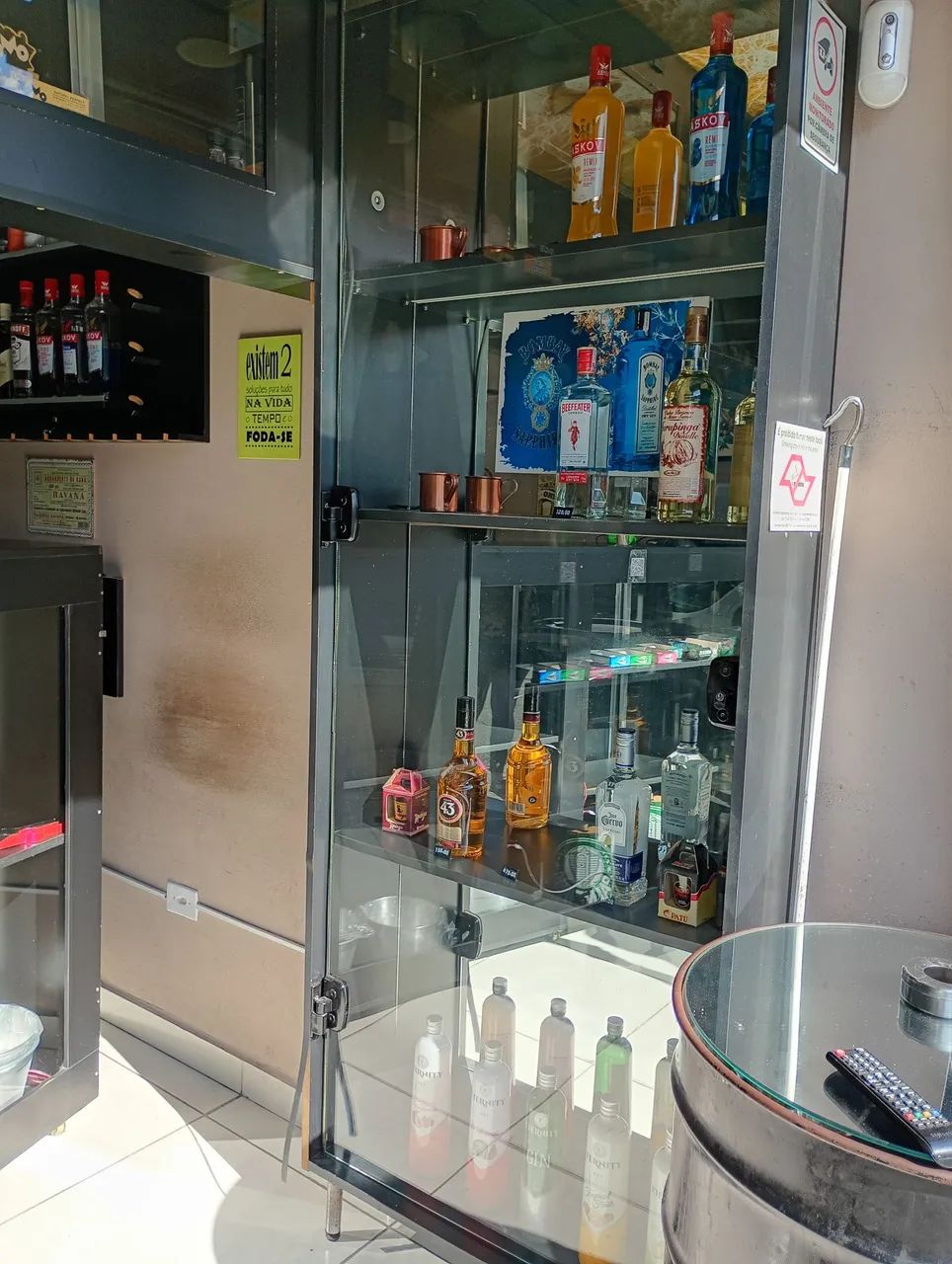 Móveis para adegas e tabacaria 