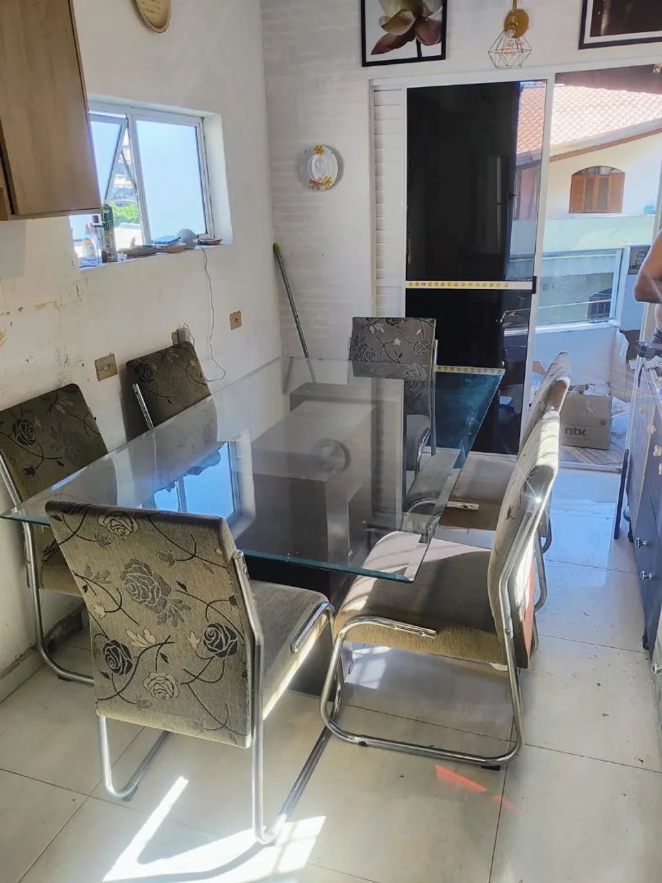 Mesa de vidro com 6 cadeiras  - Foto 2