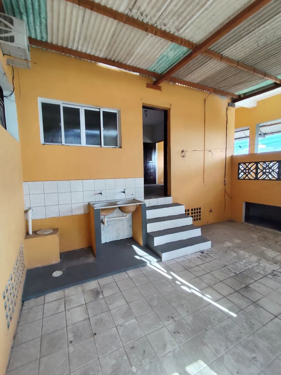 Vendo casa com 2 lojas comerciais no Bairro Nordeste! - Foto 3