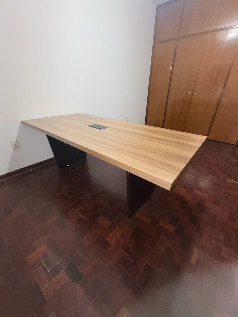 Mesa de Reunião 2m Tampo 40mm com Caixa de Tomada - Semi Nova