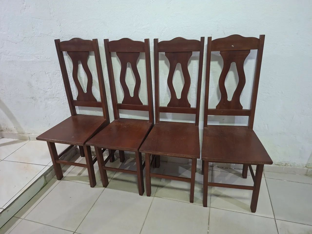 Vendo 4 cadeiras de madeira 