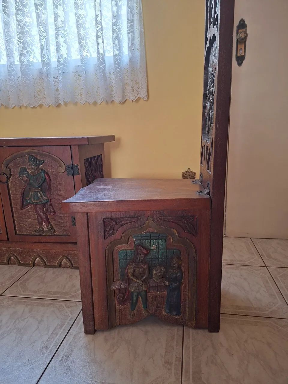 Cadeiras, móvel 2 portas e pia batismal