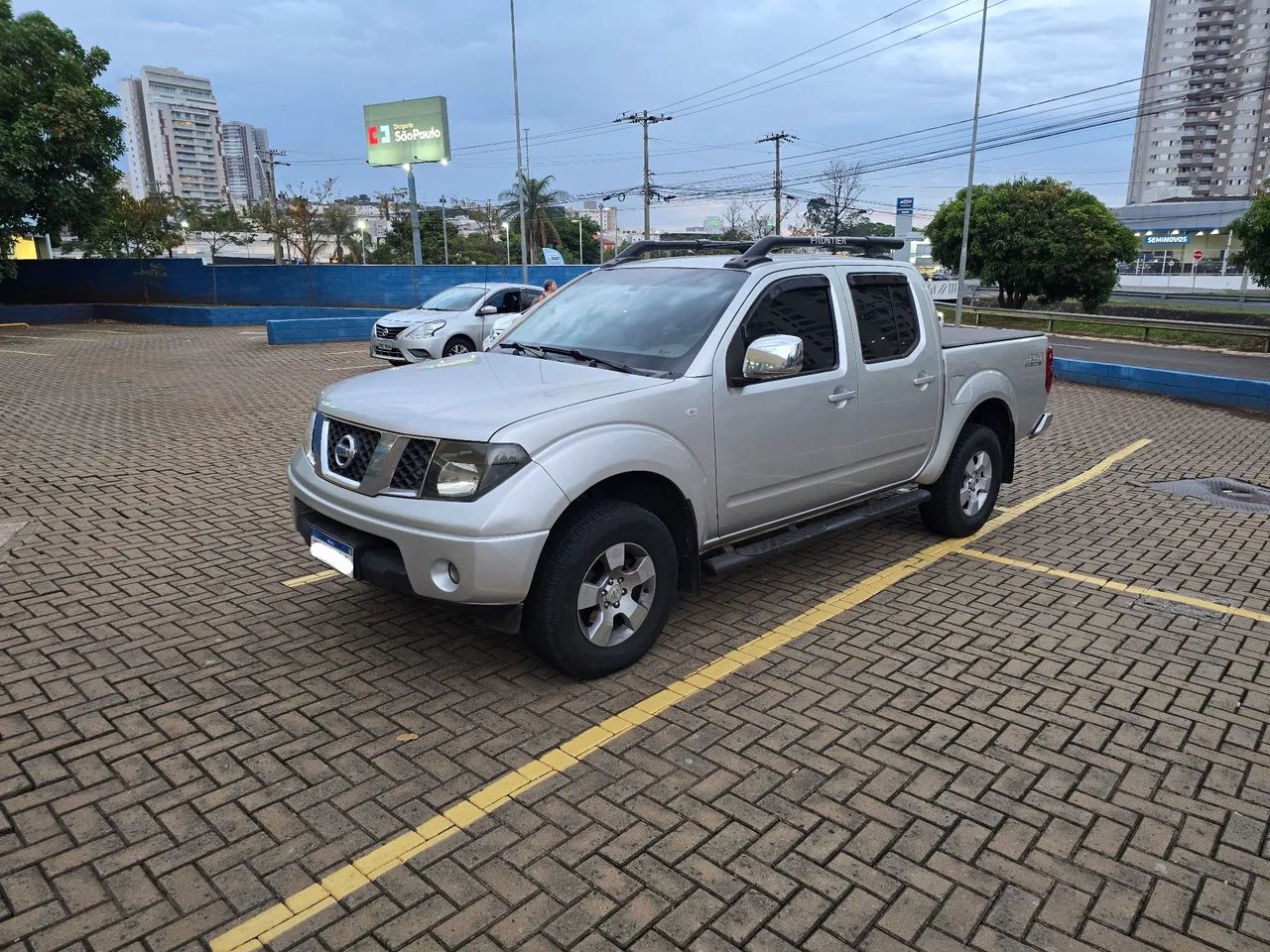 Nissan Frontier Frontier LE CD 4x4 2.5 TB Diesel Mec. 2012