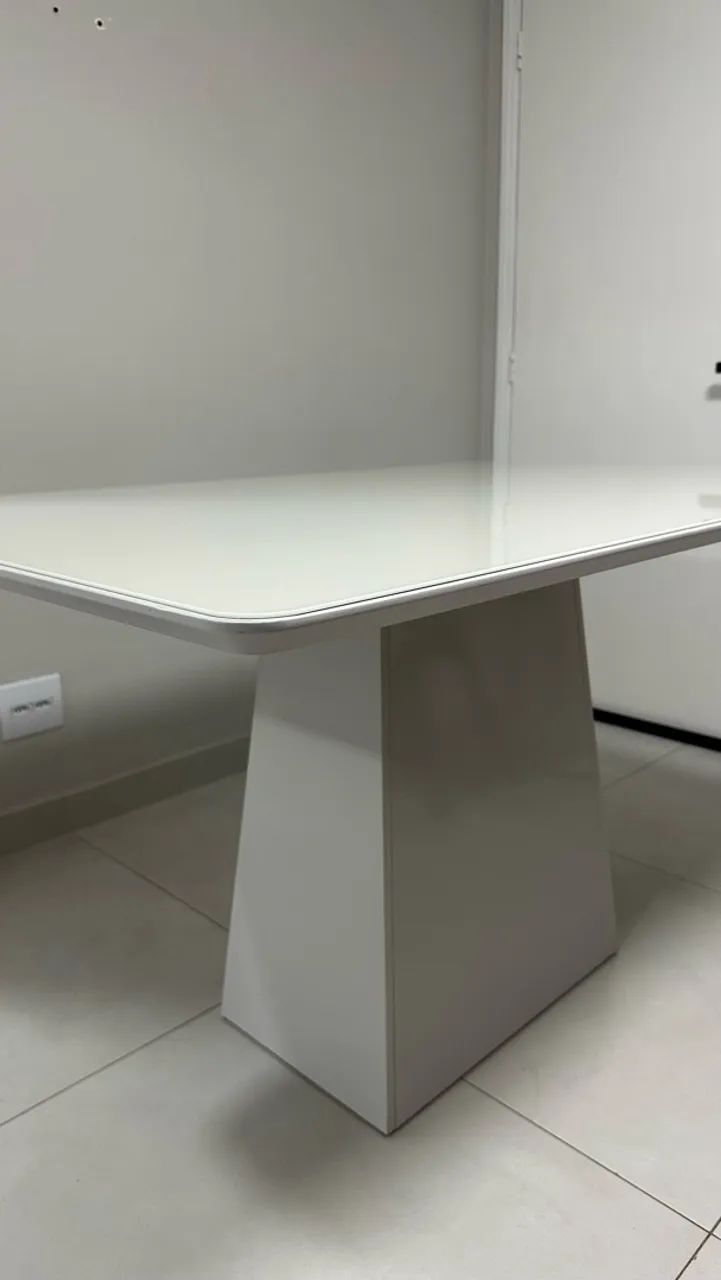 Mesa de Jantar Retangular Branca com Tampo de Vidro