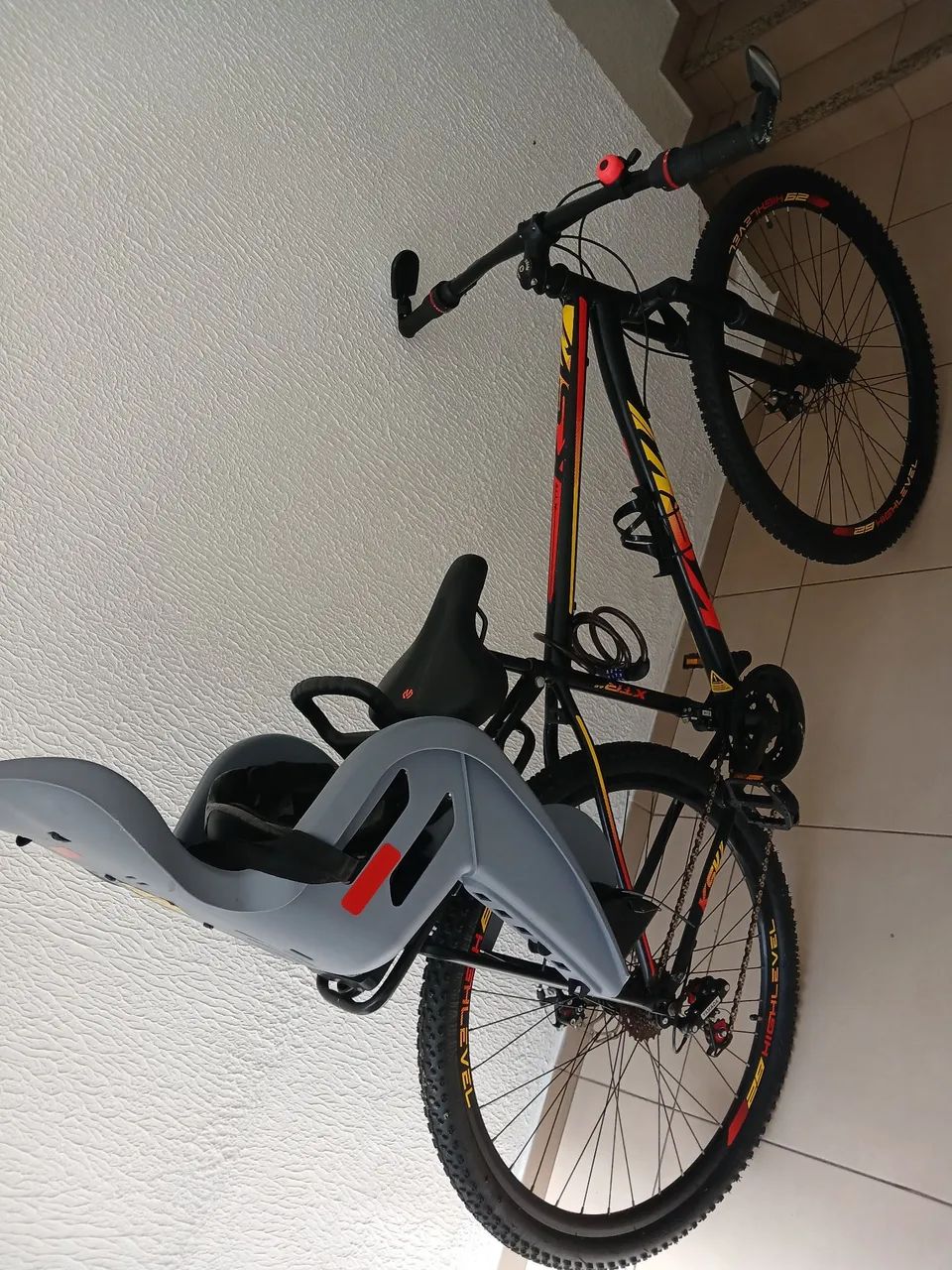 Bicicleta aro 29 ótimo estado com cadeirinha  - Foto 5