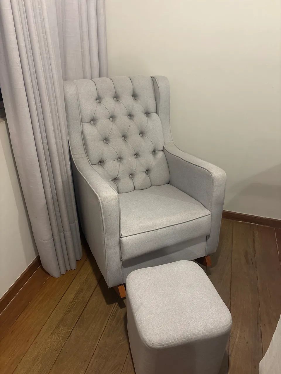 Poltrona amamentação + puff 