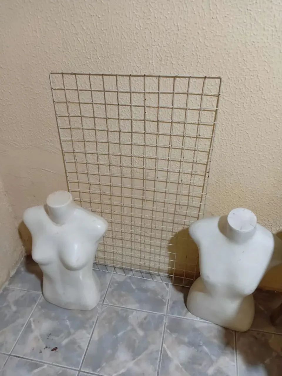 Tela e manequins para blusas em ótimo estado de conservação. - Foto 2