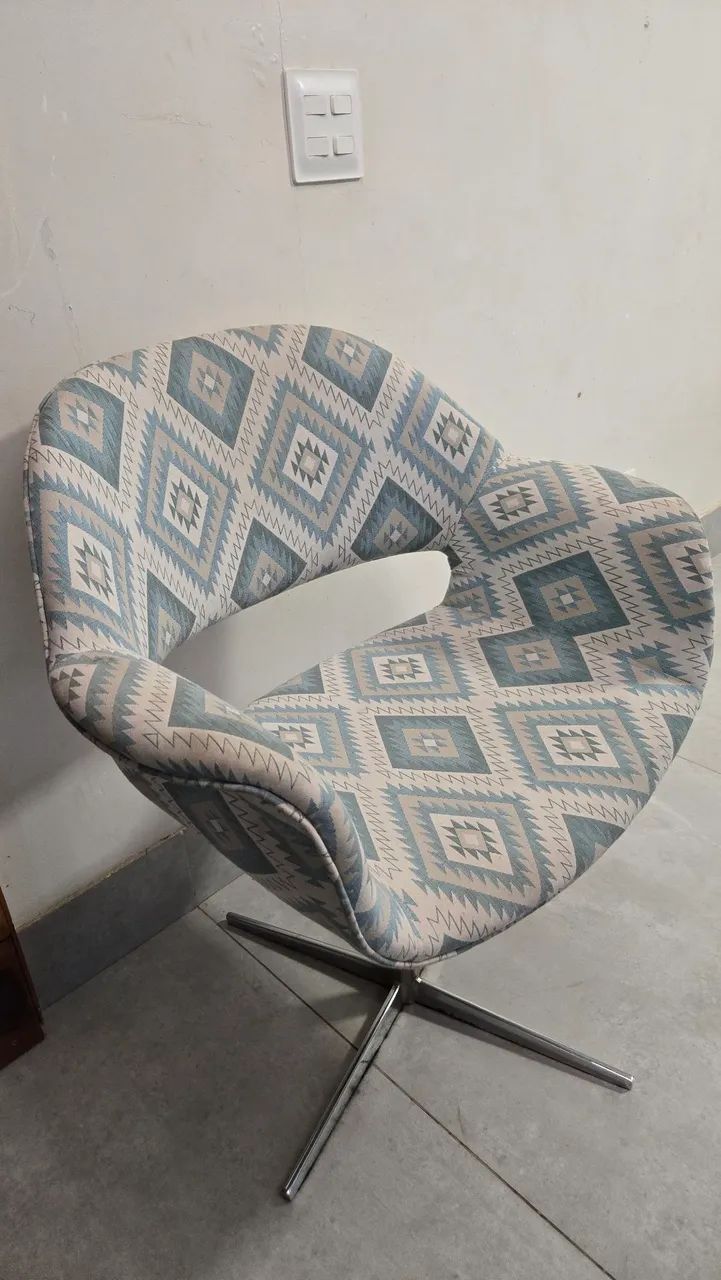 Par de poltronas giratórias estampadas com base cromada - Foto 2