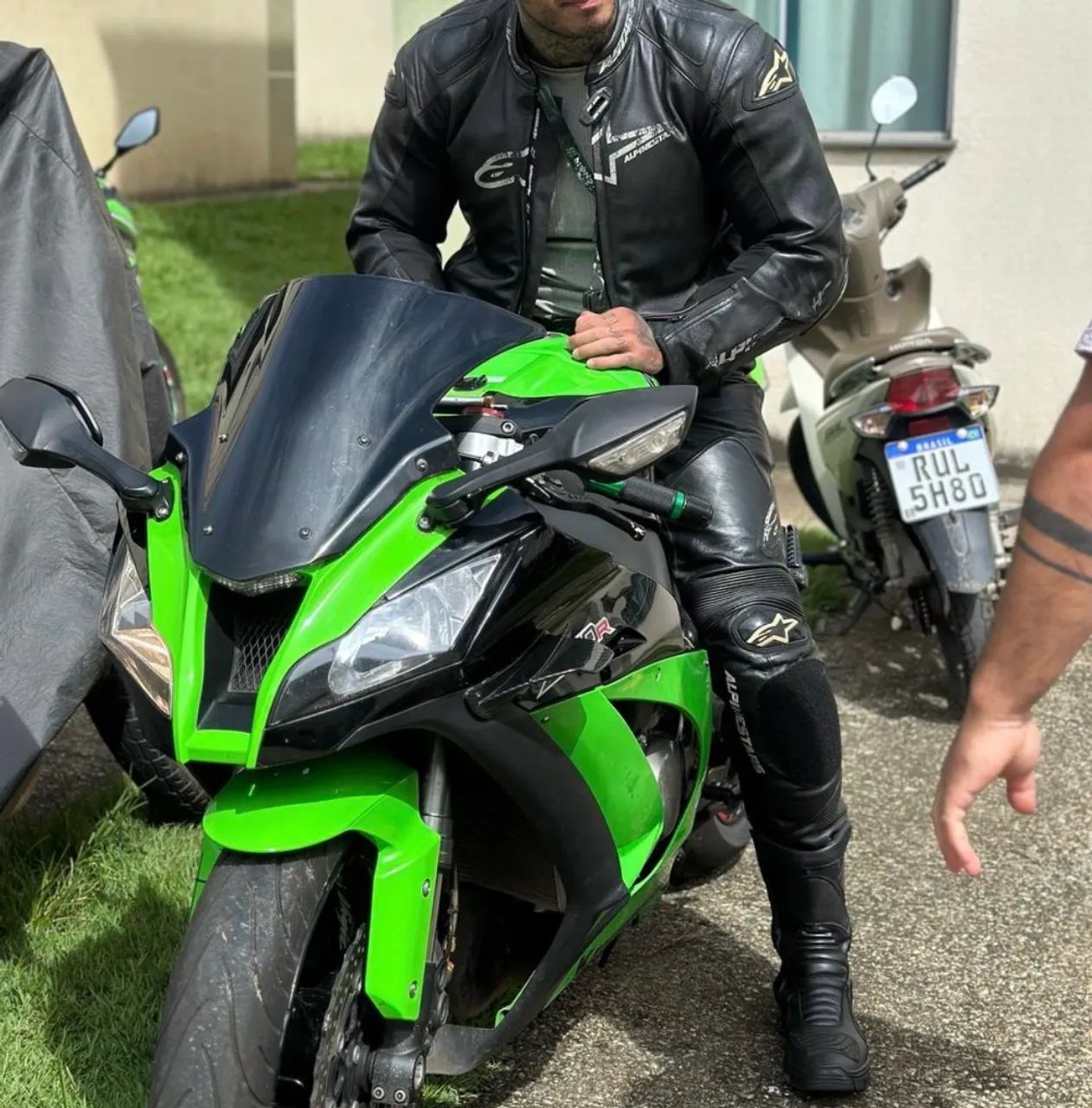 Kawasaki Zx-10/ Zx-10r 1000cc 2012 - 1497631597 | OLX