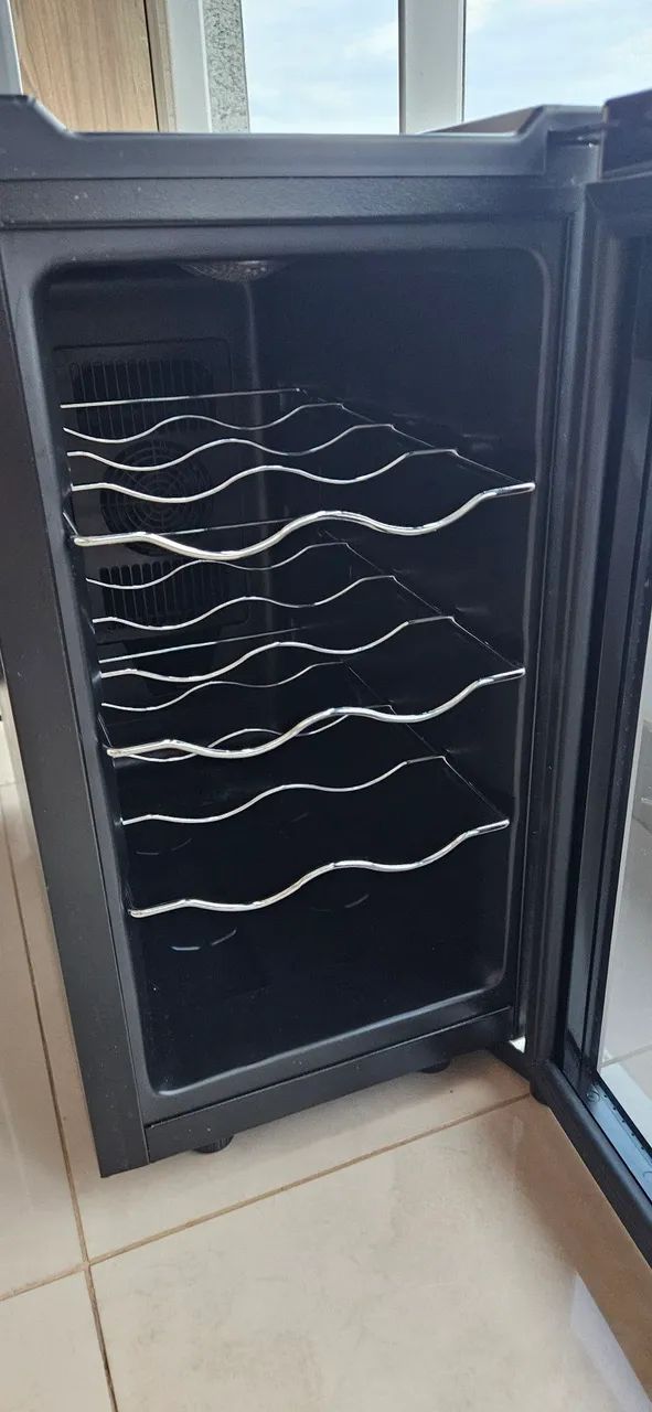 Adega climatizada Midea 8 garrafas  - Foto 2