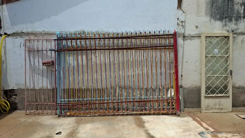 Portão com grades. Janelas e porta - Foto 3