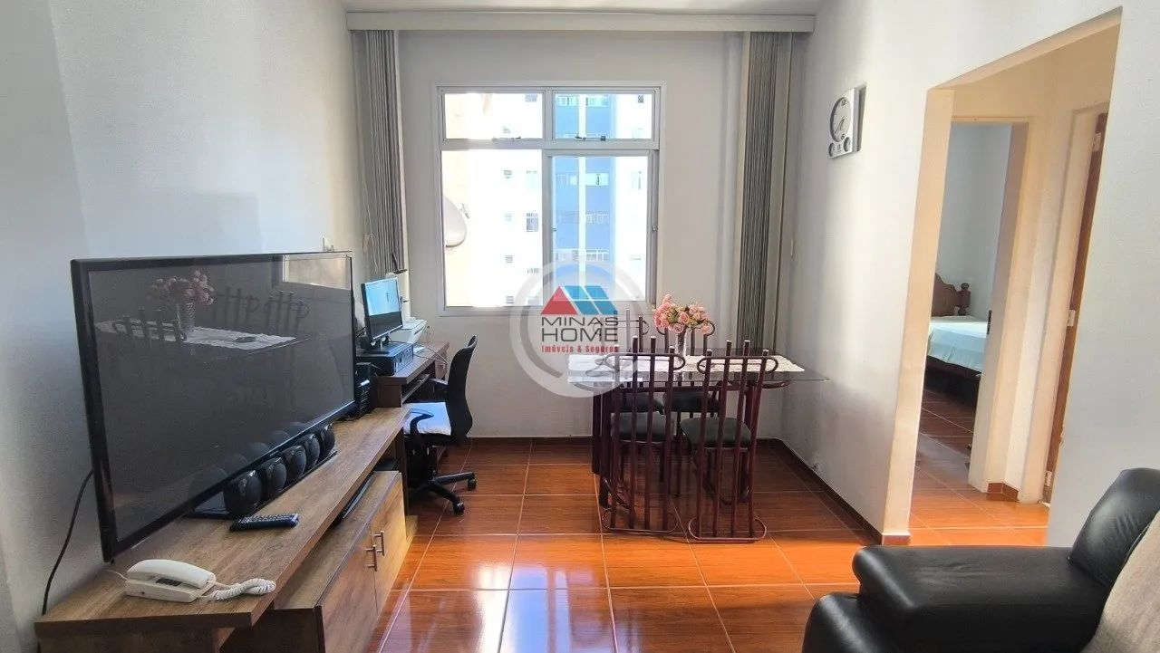 Apto de 2 quartos, elevador, andar alto, muito conservado