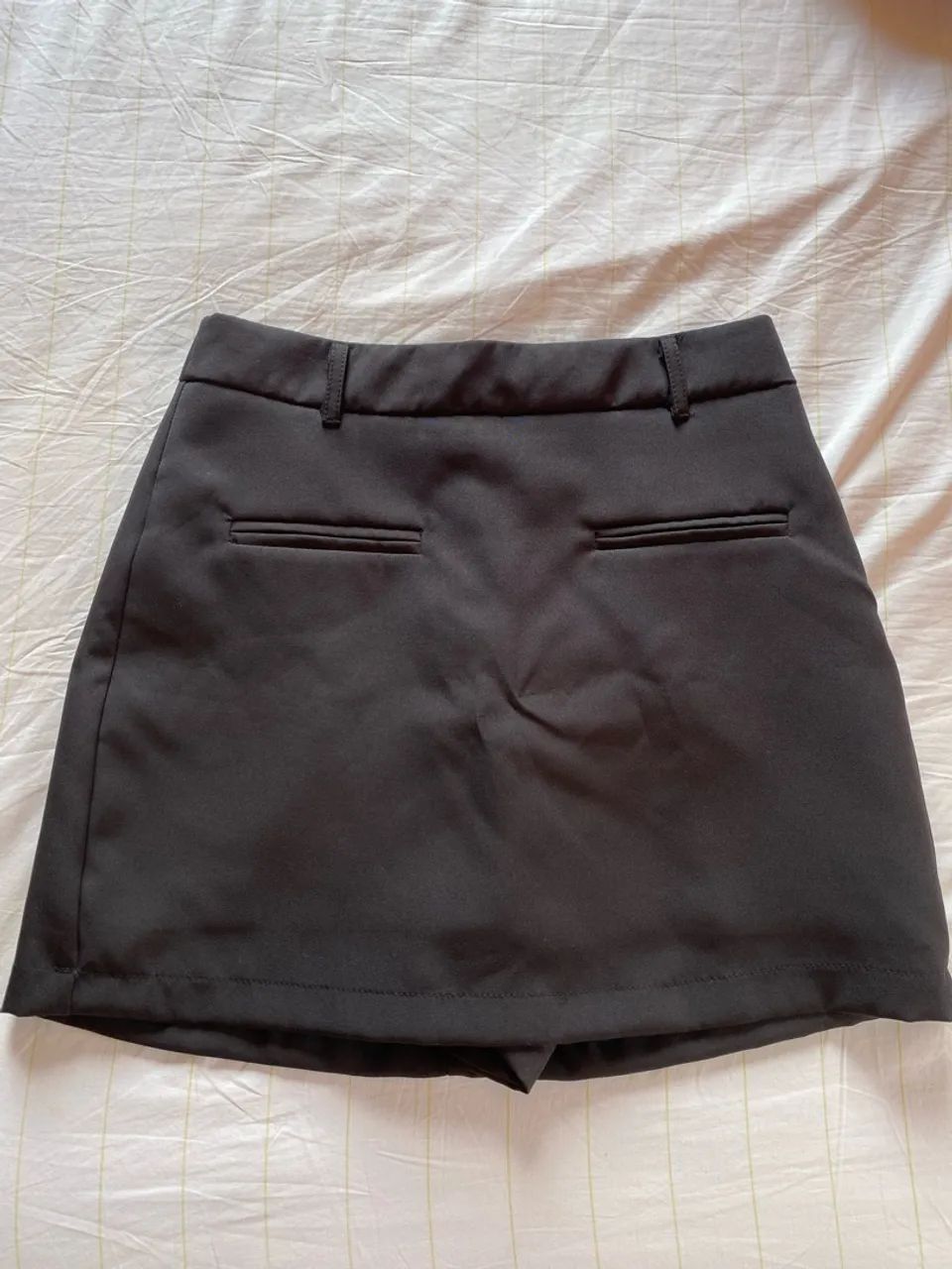 Short saia com zíper atrás 