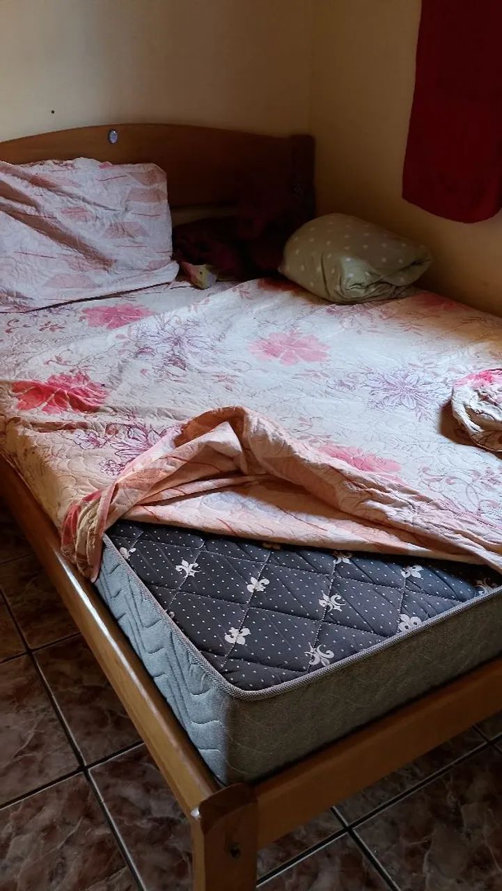Cama de madeira com colchão 
